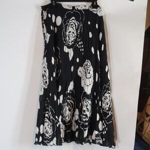 Alison Sheri Women's Black White Accordion Style Floral Skirt Size Medium